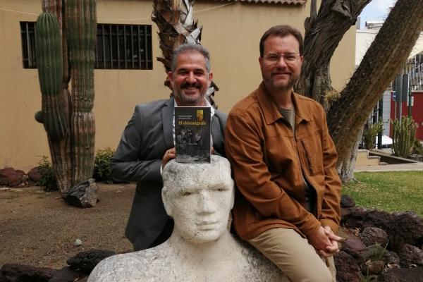 Los autores Antonio Becerra (i) e Israel Campos (d)
