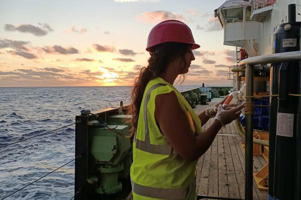 Vanesa Romero Kutzner tomando muestras de agua para analizar la concentración de CO2 en el trayecto transatlántico Miami-Tenerife a bordo del buque oceanográfico James Cook