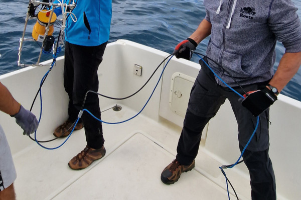 Fran Otero, de ABAS, y Pedro Neves, de AMACO, soltando al mar una cámara de arrastre para el mapeado de rodolitos en el Parque Natural Marino de Cabo Girao (Madeira)