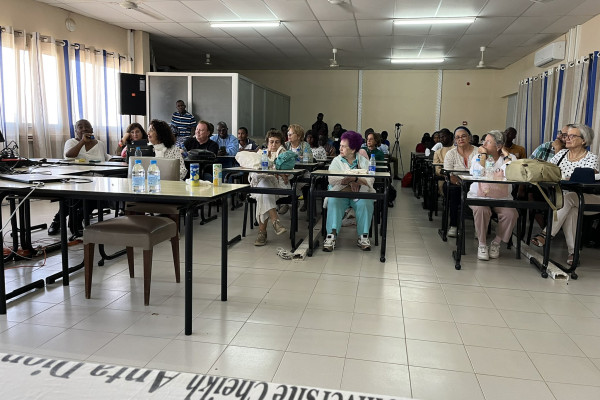 Imagen de los alumnos y alumnas en clase en Senegal