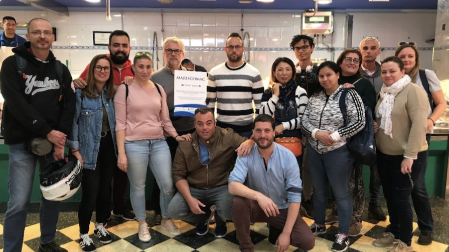 Visita guiada (experiencia precursora) a las pescaderías del Mercado Central de Alcaravaneras, Las Palmas de Gran Canaria, con alumnos y profesores de FP de hostelería